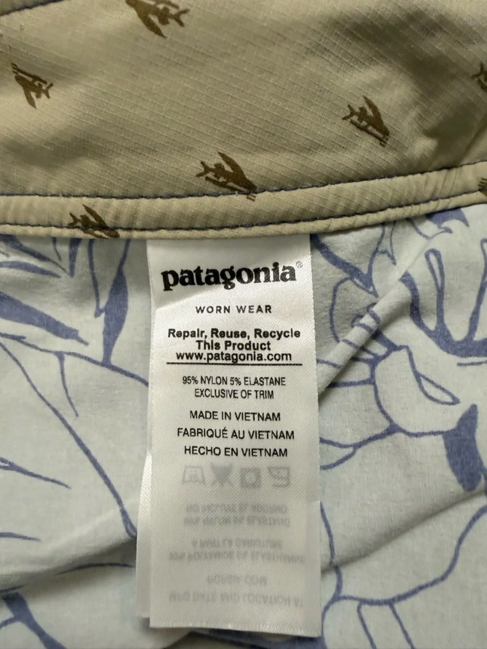 Patagonia Men's Scallop Hem Stretch Wavefarer Boardshorts Swim Size 36 Tropical
